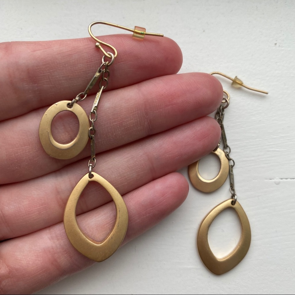 Vintage matte gold dangling drop hoop earrings - Picture 4 of 6